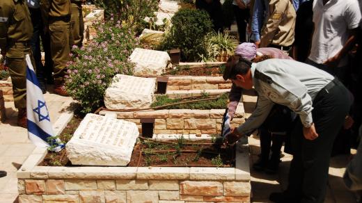 Při každoročním Dni vzpomínky (Jom ha-Zikaron) si Izrael připomněl židovské oběti válek a terorismu na území historické Palestiny od počátku moderního sionistického hnutí v roce 1860