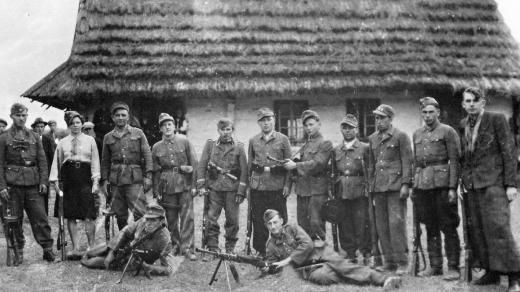 Nejdřív sloužil Anatolij Drozdovič u banderovců, pak se přidal k Rudé armádě. Po válce byl zatčen a odsouzen k 25 letům v gulagu