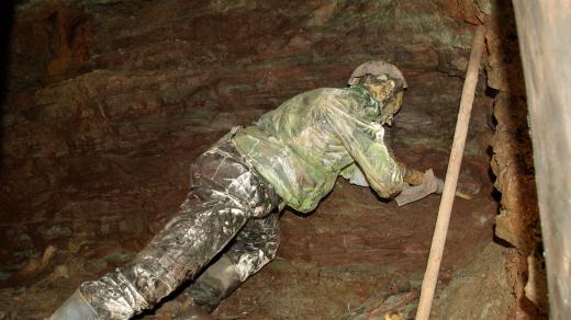 Havíř se sbíječkou při práci v měděném dole v Jívce