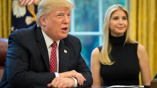 Donald Trump a Ivanka Trumpová v Oválné pracovně Bílého domu