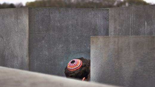 Muž s kippou prochází berlínským Památníkem holocaustu. V některých čtvrtích města ale Židé svou identitu raději skrývají