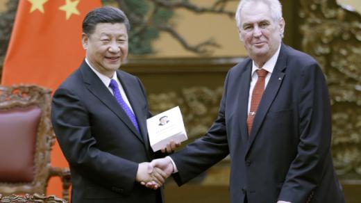 Čínský prezident Si Ťin-pching a jeho český protějšek Miloš Zeman