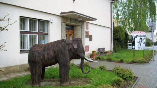 Mamut před ostroměřským muzeem
