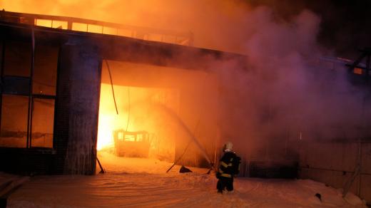 Požár haly v Otrokovicích komplikovaly vybuchující tlakové lahve.