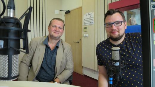 Jiří Pavlík a Petr Sovič, swingoví muzikanti, ve studiu Českého rozhlasu Hradec Králové