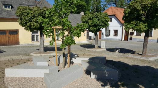 Památník na Zákosteleckém náměstí v Jindřichově Hradci, který připomíná zdejší židovské obyvatele