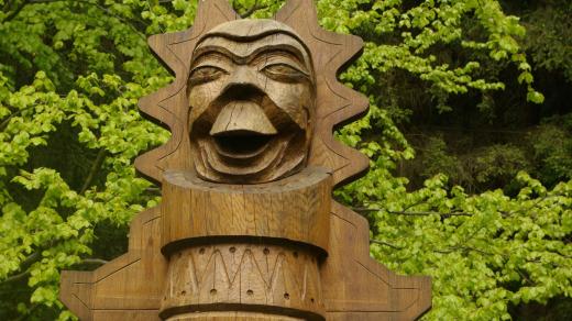 Původně byl Pelíšek barevný, nedávno vztyčený nový totem zůstal v přírodní barvě