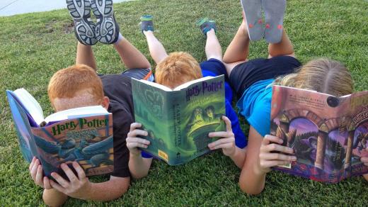 Děti čtou Harry Pottera