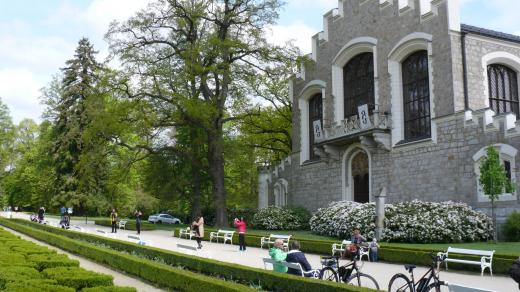 Před zámeckou jízdárnou má park charakter francouzské zahrady