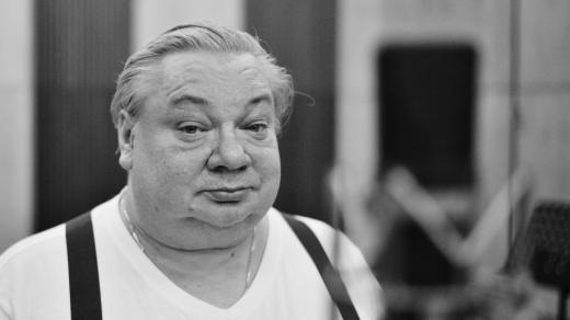 Norbert Lichý v ostravském rozhlase při práci na audio knize Den trifidů