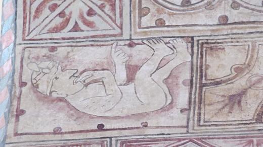 Kostel je plný nezvyklých maleb a fresek