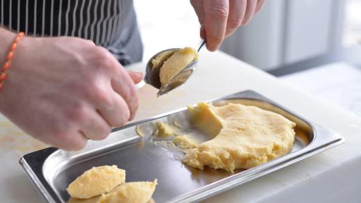 Pomocí dvou lžic tvoříme malé noky do polévky, které vaříme ve vodě nebo na páře