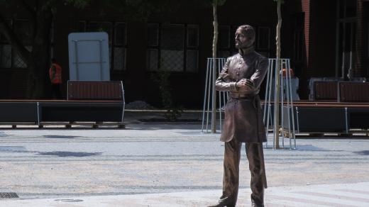 Socha Jana Pernera před nádražím v Pardubicích