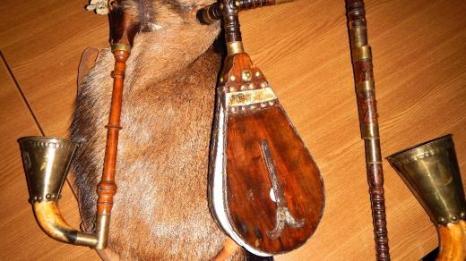 Dudy s měchem z hnědého soustruhovaného dřeva – Štefek Bulfík (Wolfgang), Oujezd u Domažlic. Datace 1909