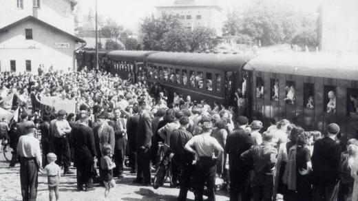 Odjezd Souboru Národního divadla v Praze z litomyšlského nádraží v padesátých letech 