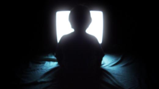 Dítě sledující televizi 