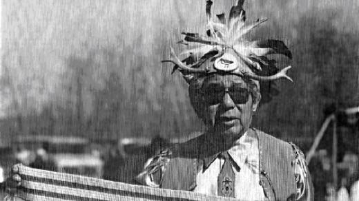 Wampum Belt jako stvrzení smlouvy. Bílé pole symbolizuje mír a přátelství. Dva modré pruhy jsou symbolem dvou národů
