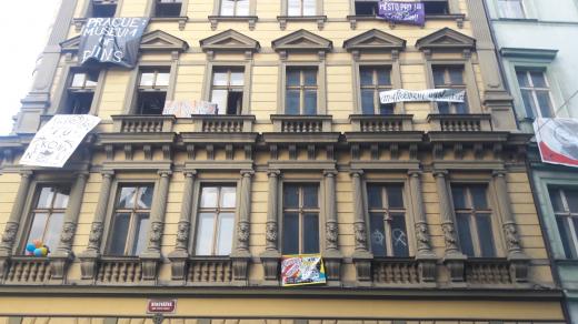 Squatteři před bytovým domem na Hybernské ulici