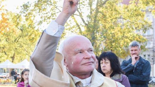 Páter Miroslav Cúth při žehnání Karlínského náměstí