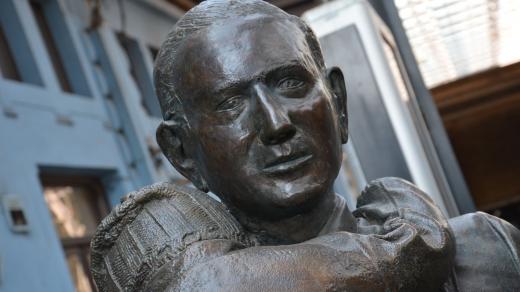 Chlapec, kterého drží Winton v náručí, se podobá tříletému Hansimu