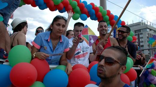 David Tišer (vpravo dole) vedle romského alegorického vozu na Prague Pride 2015