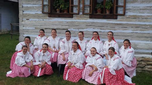 Cimbálová muzika Ženičky z Hluku a ženský sbor Klebetnice