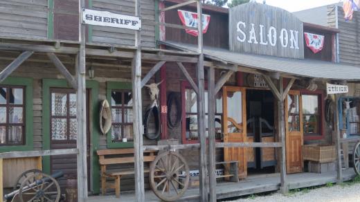 Na ranči samozřejmě nechybí saloon