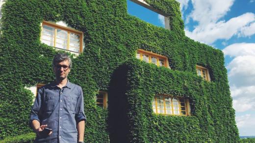 Adam Gebrian před Müllerovou vilou