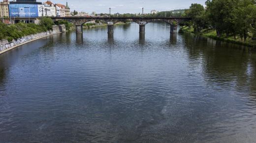 Negrelliho viadukt pokračuje územím Karlína přes vltavský ostrov Štvanice do bubenské části Holešovic
