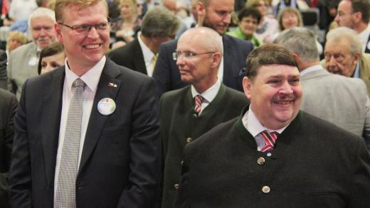 Český vicepremiér a šéf lidovců Pavel Bělobrádek a šéf sudetských Němců Bernd Posselt během závěrečného dne 68. sjezdu Sudetoněmeckého krajanského sdružení, který skončil 4. června v Augsburgu