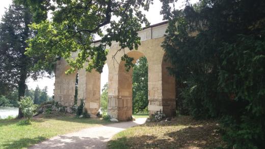 Akvadukt je jednou z mnoha drobných staveb, na které narazí návštěvník zámeckého parku