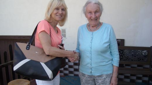 Ruth Hálová (vpravo) se narodila v Českých Budějovicích jako Ruth Adlerová. Když jí bylo šest, stala se jedním z 669 dětí sira Nicolase Wintona
