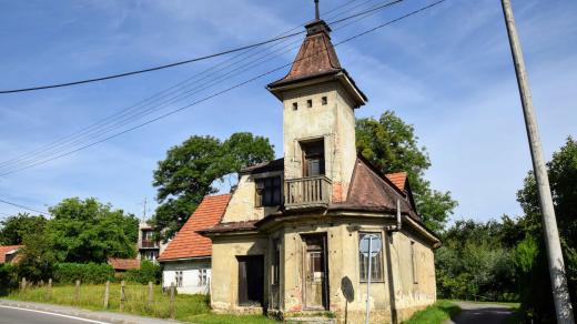 Dům s věžičkou je výraznou stavbou v Rybí