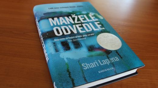 Autorkou knihy Manželé odvedle je Shari Lapena, která tímto debutovala jako spisovatelka v žánru thrillerů