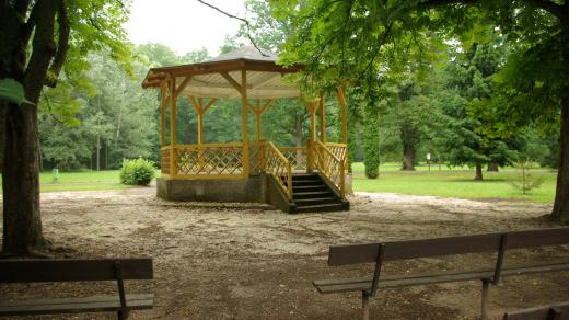 Hudební pavilonek zřejmě z roku 1914 stále slouží svému účelu. Uvnitř i v jeho okolí se konají oblíbené promenádní koncerty
