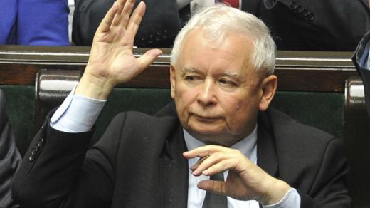 Strana předsedy Jaroslava Kaczyńského, který, byť nezastává žádné exekutivní funkce, dění v zemi de facto řídí
