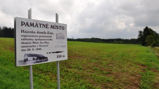 Cedule u silnice připomíná události z konce války