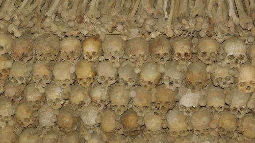 Pyramidální uspořádání pozůstatků v zachráněné kostnici v Markvarticích