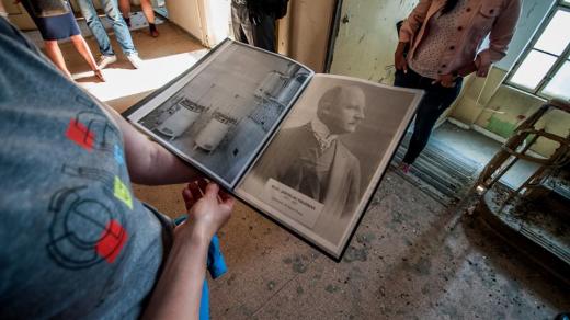 A někam k fotkám prosím dej poznámku - O Borůvkovo sanatorium se dlouhodobě zajímá iniciativa Prázdné domy, která také nedávno zorganizovala v domě prohlídku pro veřejnost
