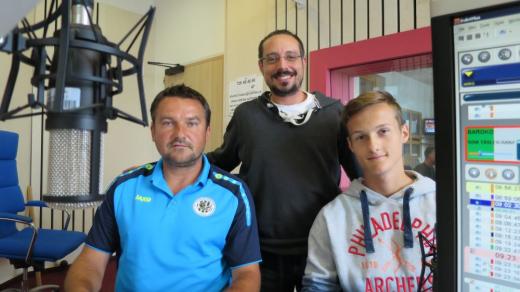 Karel Havlíček, hlavní trenér fotbalové klubu FC Hradec Králové a jeden z votroků, obránce František Čech spolu s Jakubem Schmidtem 