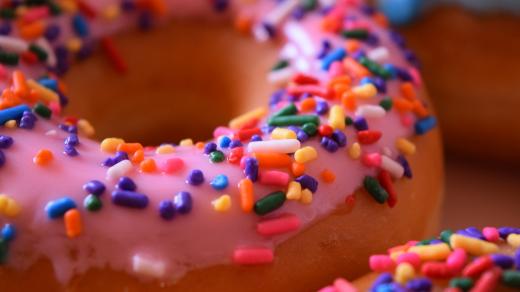 Dnes milovníci sladkého těsta s polevou přijíždí na ochutnávky ze všech měst v republice nebo volají do obchodu a rezervují si koblihy na odpoledne.