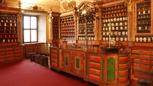 České farmaceutické muzeum v Kuksu. Kouzlo apatyky - vývoj lékárenství od Baroka do 2. poloviny 20. století. Víte, kdo byli první lékárníci a jak se používaly tabletovačky a pilulkovnice? 