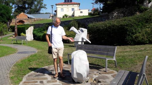 V Sochařském parku se zakladatelem sympozia a místním výtvarníkem Antonínem Gavlasem