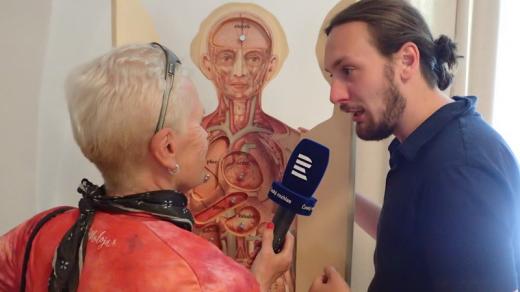 Manažer programu českokrumlovských klášterů Ivo Janoušek u dřevěné Marty v interaktivní expozici lidských dovedností