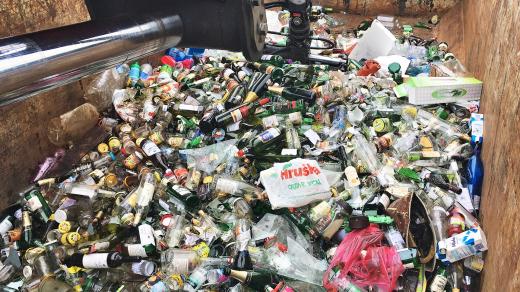 Barevné sklo znehodnocené ostatním odpadem