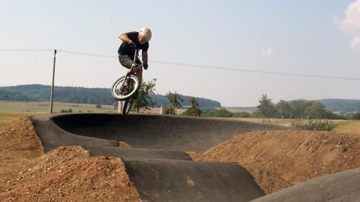 Trať je vhodná jak pro odrážedla, tak pro bikery, kteří už mají něco za sebou