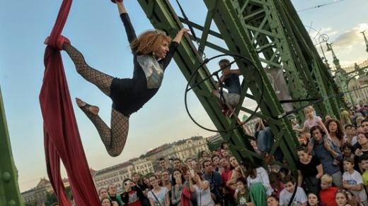 Piknik na mostě Svobody v centru Budapešti