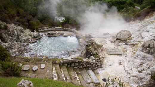 Azory, Furnas