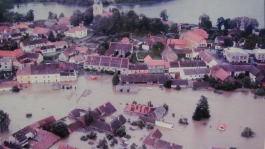 Putim při povodni v roce 2002. Repro foto snímku z kroniky místního sboru dobrovolných hasičů