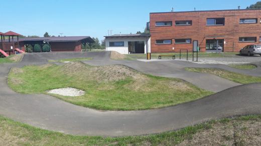 Pumptrack Staříč – dráha ve sportovním areálu pod Okrouhlou